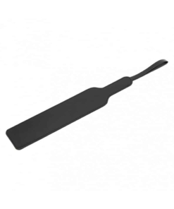 Paddel i ekte skinn med spisse nåler/tagger på den ene siden. 40 cm lang, svart farge, fra Rimba