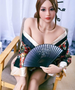 Kiyomi. Realistisk og naturtro sexdukke. 159 cm høy, veier 38 kg. Asiatisk utseende, lys hud og langt mørkebrunt hår. Oral, vaginal og anal åpning. Individuell tilpasning er mulig.