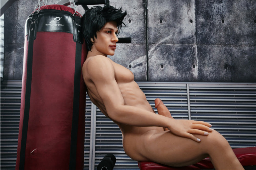 Emil. Realistisk mannlig sexdukke i silikon. 162 cm høy og veier 38 kg.